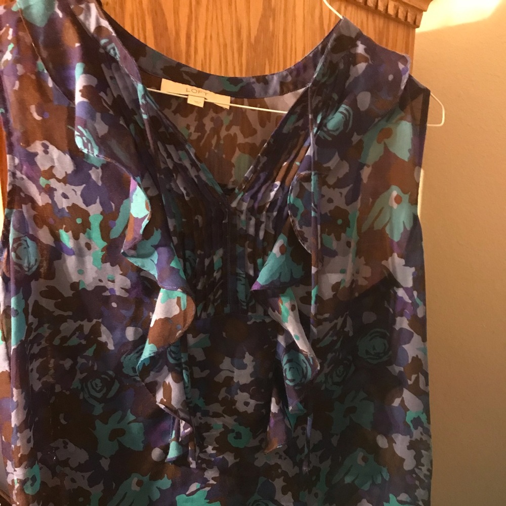 Sleeveless floral ruffle and tie blouse